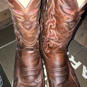 LADIES BEAUTIFUL ARIAT BOOTS SIZE 9 MEDIUM ❤️